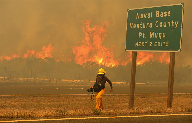 Incendio en California amenaza a más de 4.000 viviendas
