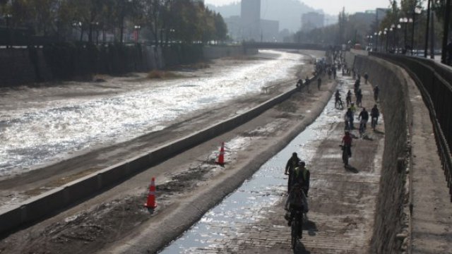 [Fotos] Ciclistas se tomaron la ribera del Río Mapocho - Cooperativa.cl