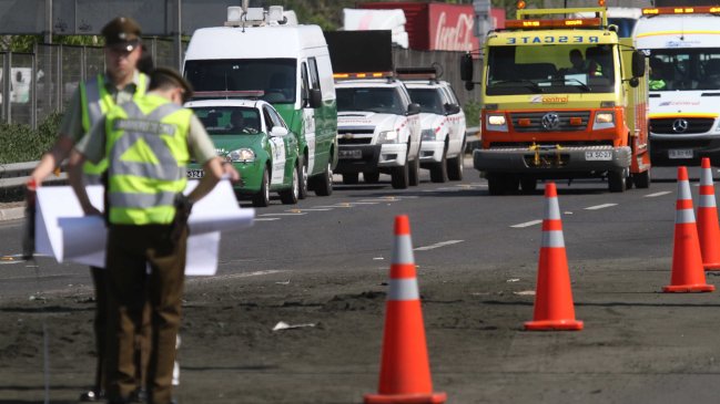Mujer murió tras impactar el vehículo en el que viajaba contra un poste