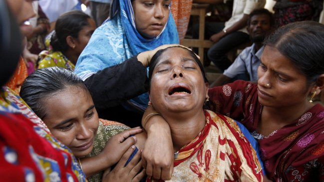 Suben a 715 los muertos por tragedia de Bangladesh
