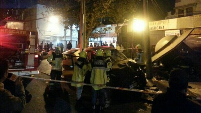 Vehículo terminó incrustado en joyería tras accidente en Ñuñoa