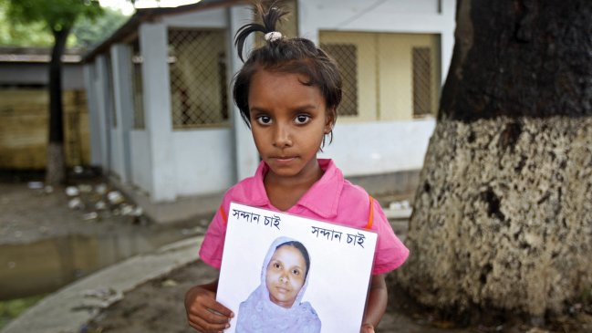 Bangladesh: Suben a 922 los muertos por derrumbe