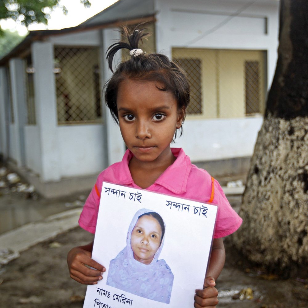 Bangladesh: Suben a 922 los muertos por derrumbe