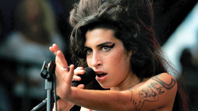 Biografía indica que Amy Winehouse intentó suicidarse a los 10 años