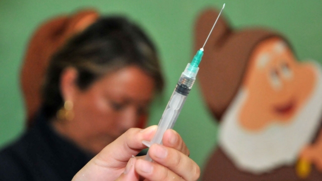 Minsal reforzó vacunación contra meningitis W-135 en salas cunas