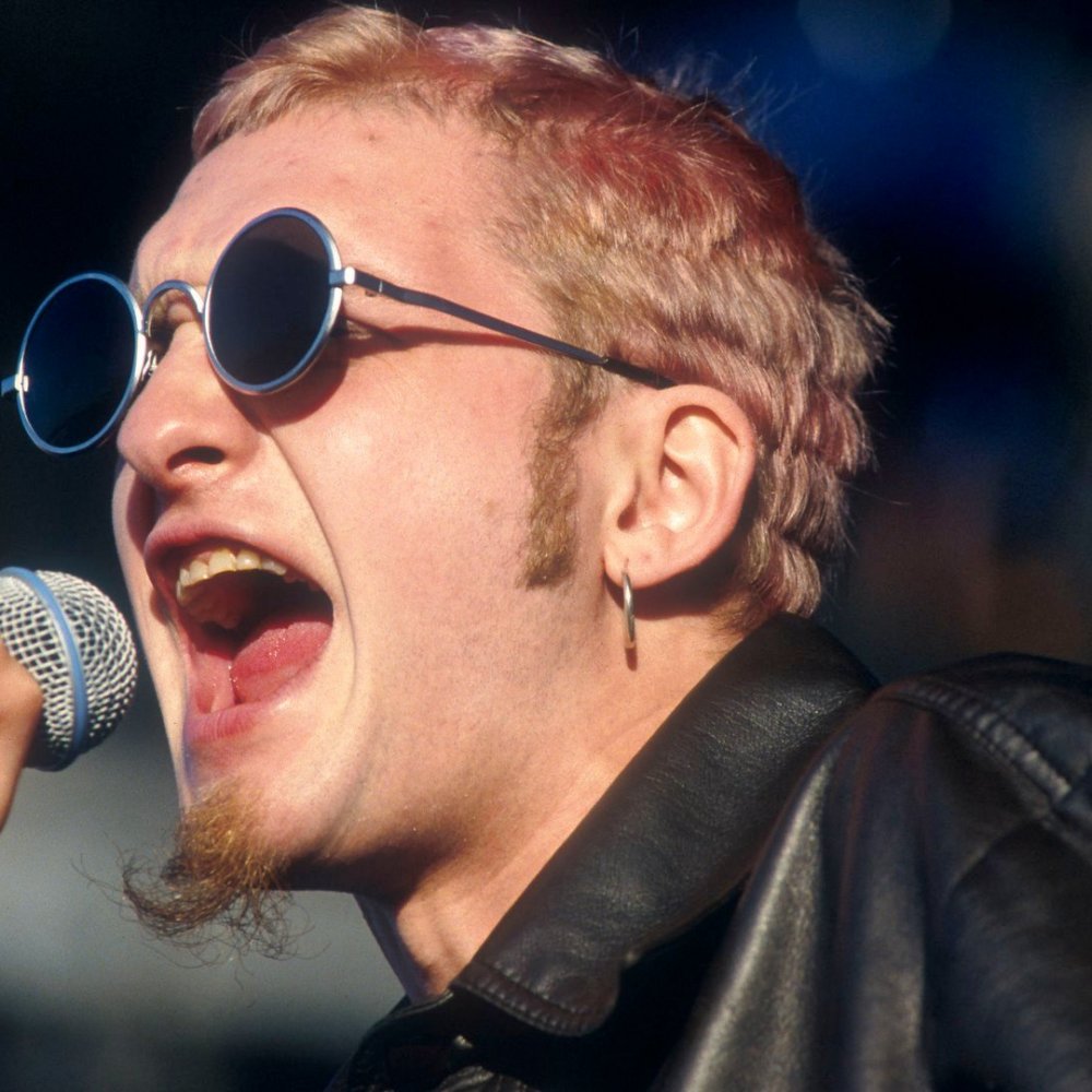 Madre de ex vocalista de Alice in Chains demandó a la banda