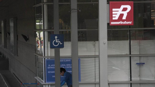 Prófugos sujetos que robaron 45 millones de cajero automático de Clínica Reñaca