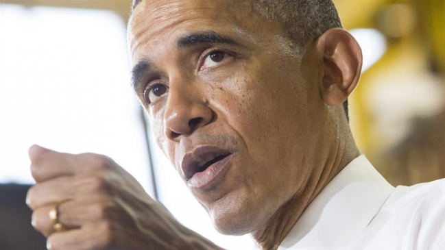 Aprobación a Obama se mantiene estable tras escándalos, según sondeo