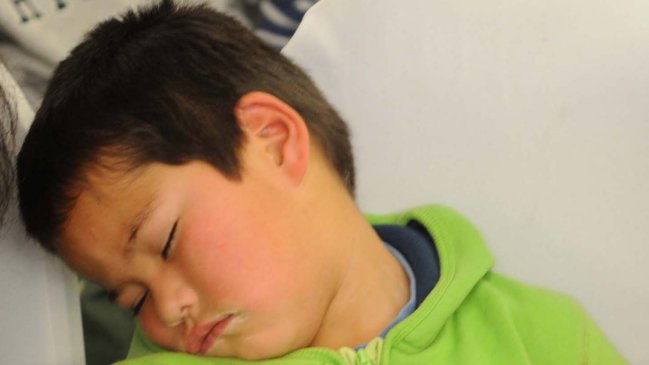 La extirpación de las amígdalas beneficia a niños con problemas al dormir