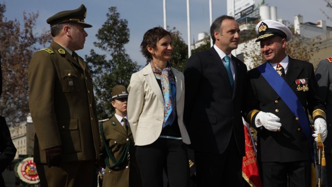 Tohá valoró ceremonia de homenaje a las Glorias Navales en Santiago