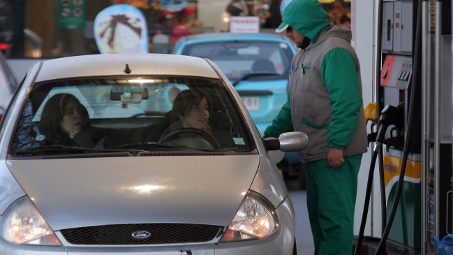 Fuertes alzas tendrán las bencinas este jueves, según ENAP