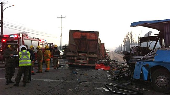 Choque de bus escolar con camión recolector de basura dejó un muerto