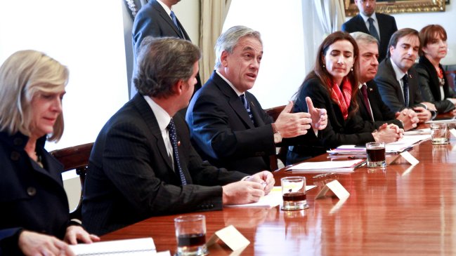 Piñera se reúne con ministros en La Moneda