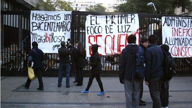 Alumnos del Instituto Nacional deciden en asamblea si continuará la toma