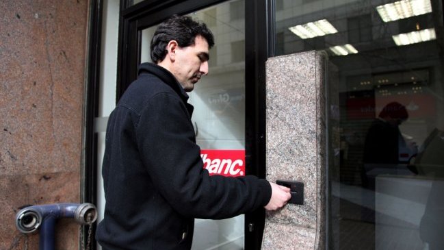 Chilenos tienen 28 mil millones de pesos olvidados en los bancos