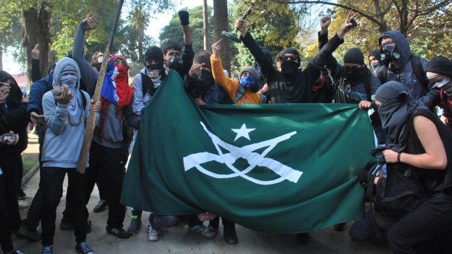 Gobernador de Valparaíso se querelló por robo de banderas