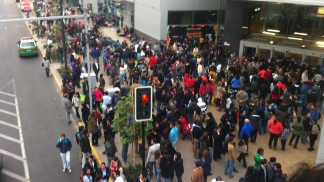 Evacúan preventivamente mall Costanera Center por incendio en estacionamiento