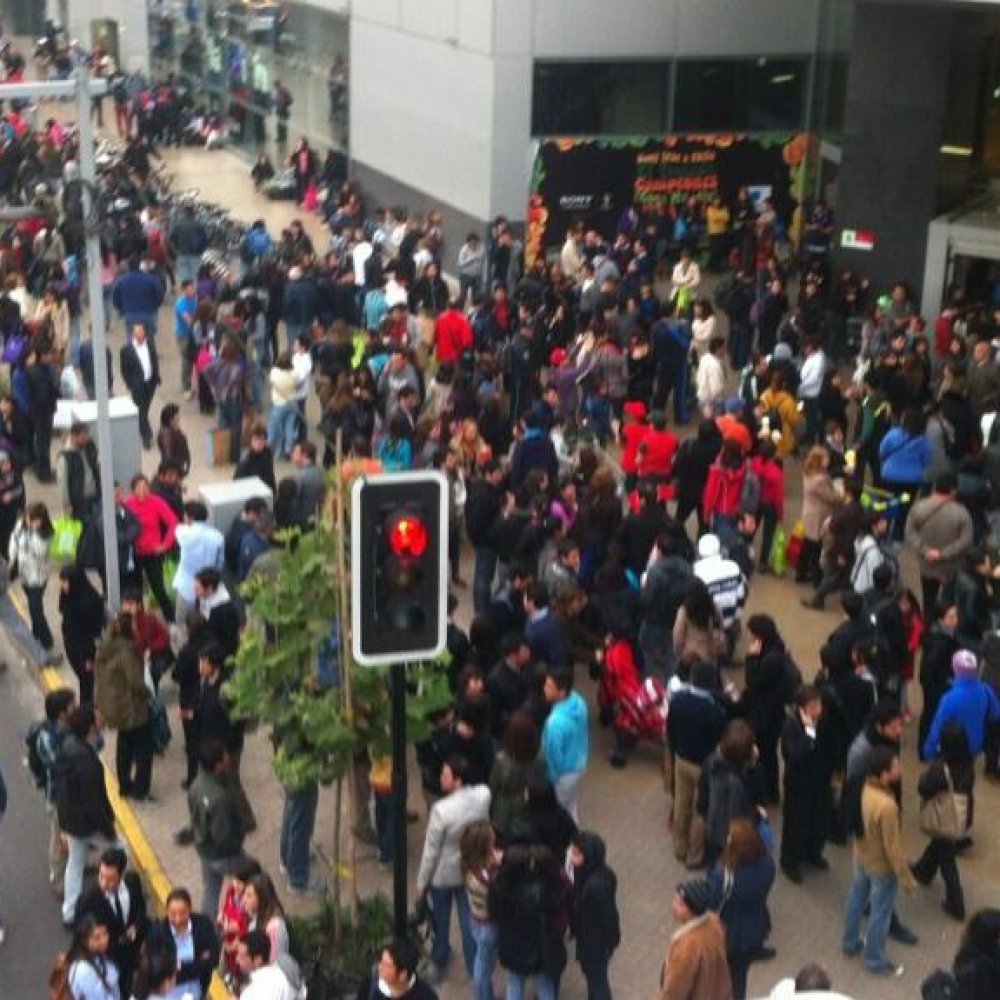 Evacúan preventivamente mall Costanera Center por incendio en estacionamiento