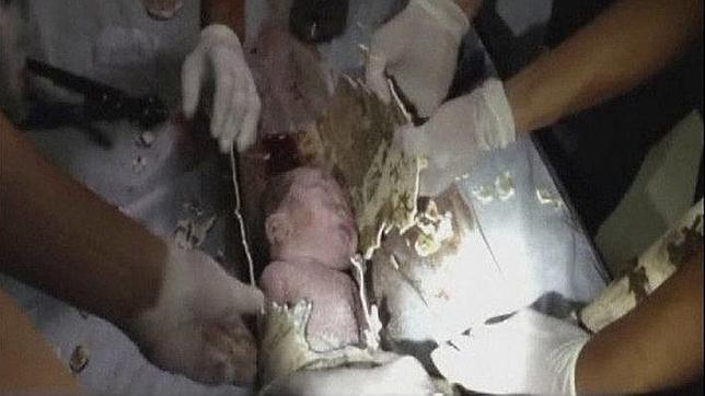 China: Recién nacido fue rescatado de la tubería de un baño
