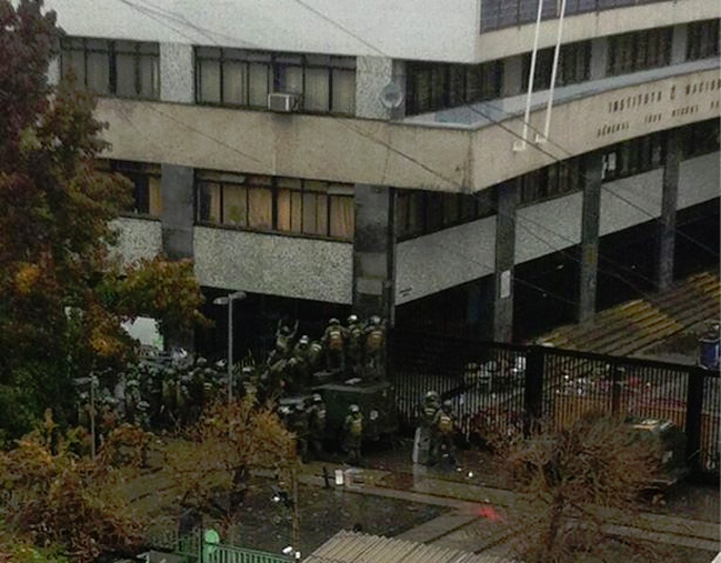 Carabineros ingresó al Instituto Nacional ante supuesto delito flagrante