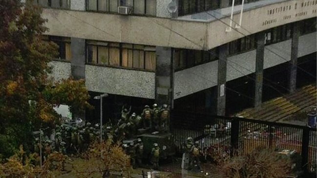 Carabineros ingresó al Instituto Nacional ante supuesto delito flagrante