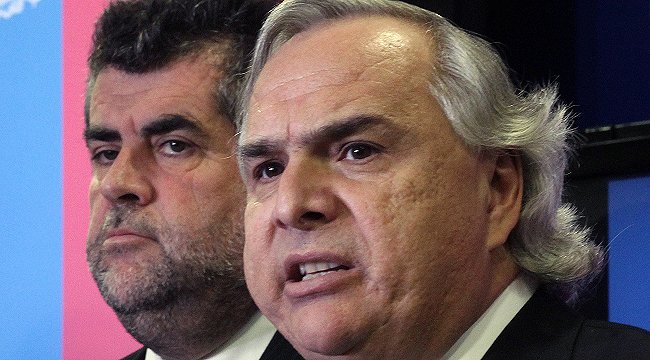 Chadwick y Andrade se enfrentan por casos de falsos exonerados