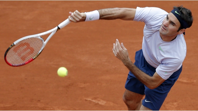 Federer se desquitó de Benneteau para pasar a octavos en Roland Garros