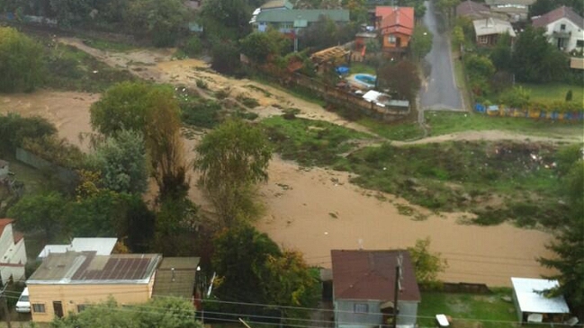 Desborde de canal dejó dos ancianos damnificados en Quilpué