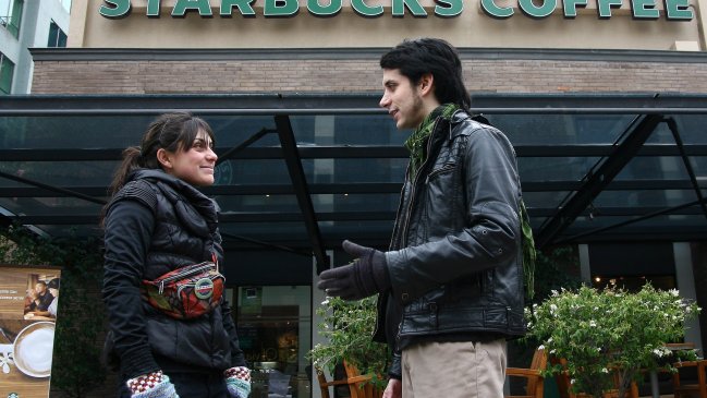 Starbucks prohibirá fumar a siete metros de sus 7 mil locales en EE.UU.