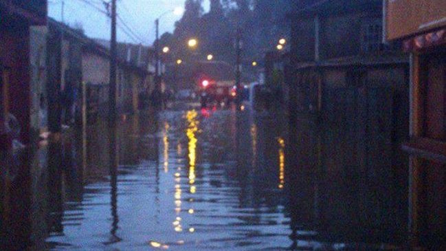 Desborde de estero en Tomé dejó varias familias afectadas
