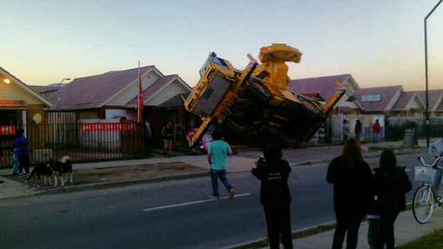 Una grúa cayó sobre una casa en Lampa y provocó fuga de gas