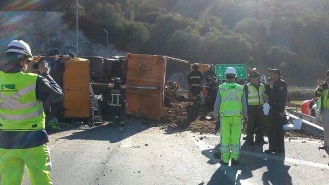 Camión volcó sobre un automóvil en la Costanera Norte