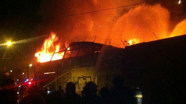 Incendio afectó a fábrica de plásticos y productos químicos en Recoleta
