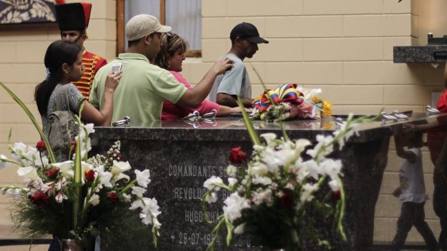 Lugar de reposo de Hugo Chávez es punto de peregrinación diaria
