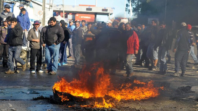 Pescadores levantaron barricadas para protestar en Coronel