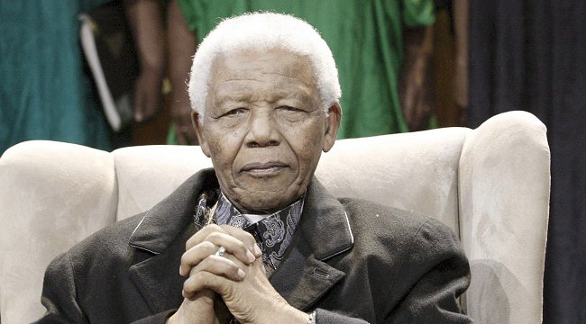 Nelson Mandela sigue hospitalizado en estado 