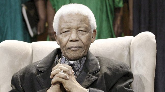 Nelson Mandela sigue hospitalizado en estado 
