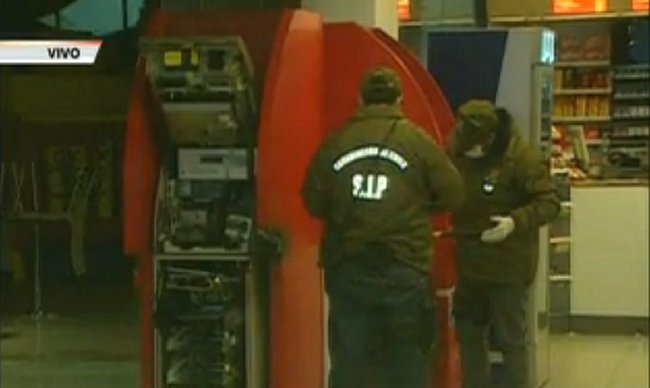 Delincuentes asaltaron servicentro usando barricadas