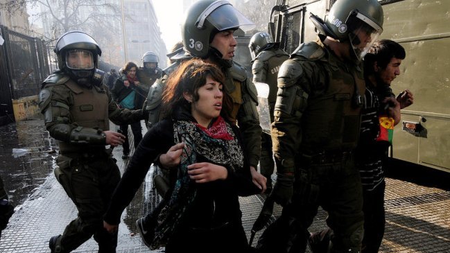 Alumnas de liceo de Estación Central acusan violencia excesiva de Carabineros
