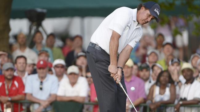 Phil Mickelson se mantiene en la cima del US Open tras la tercera jornada