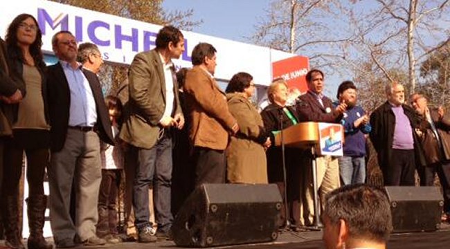 Camila Vallejo acompañó por primera vez a Bachelet en campaña