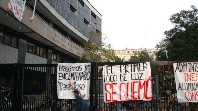Instituto Nacional: Alumnos postergaron votación para definir futuro de la toma