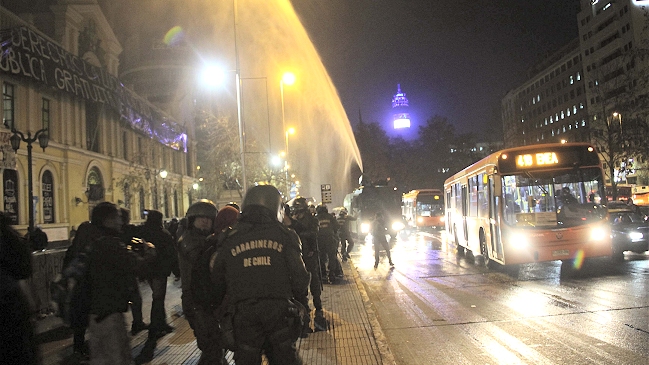 Estudiantes de la U. de Chile marcharon contra Carabineros por ingreso a casa central