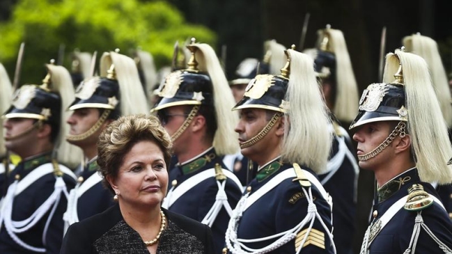 Brasil: Apoyo al Gobierno de Rousseff cayó ocho puntos