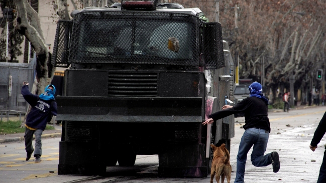 Carabinero resultó con quemaduras en incidentes en Macul