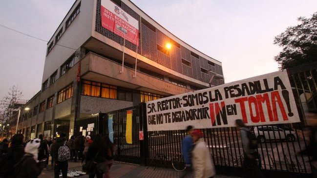Alumnos del Instituto Nacional continúan en toma pese a renuncia del rector