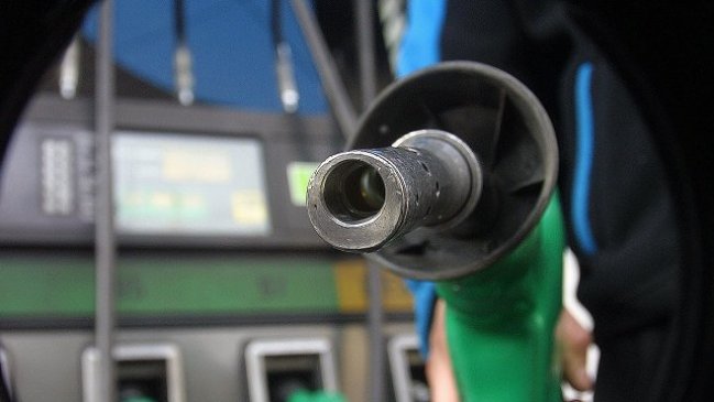 Bencinas bajarán hasta 14 pesos este jueves, según ENAP