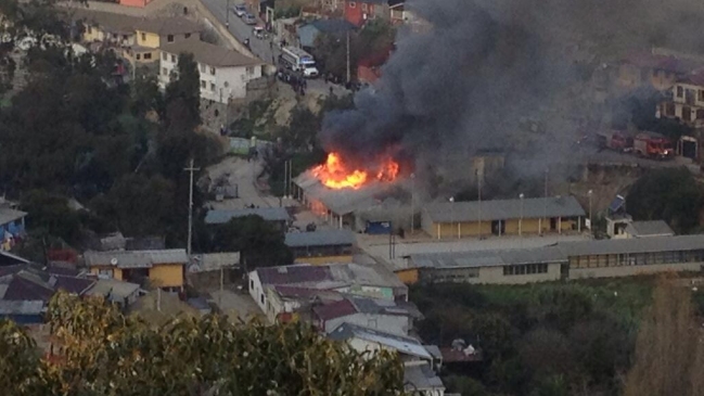 Incendio afectó a colegio en cerro de Valparaíso