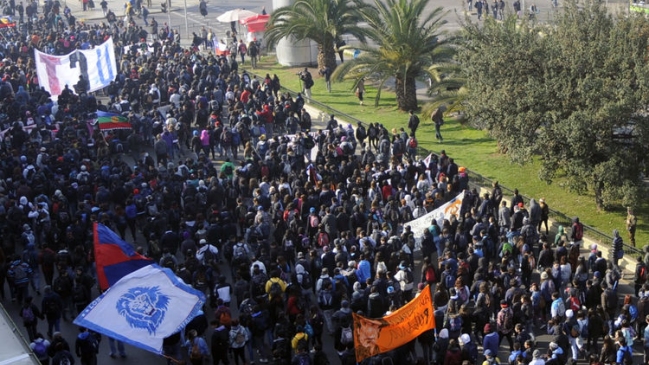 Trabajadores del cobre y portuarios se suman a marcha estudiantil