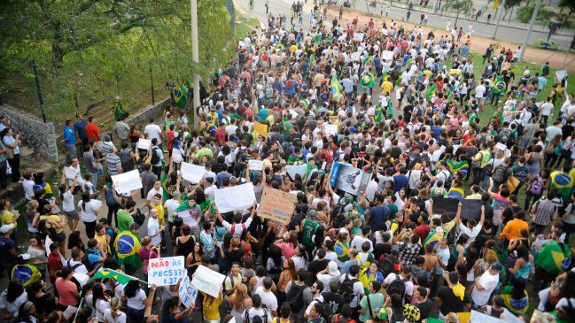 Manifestantes acamparon frente a casa de gobernador de Río de Janeiro